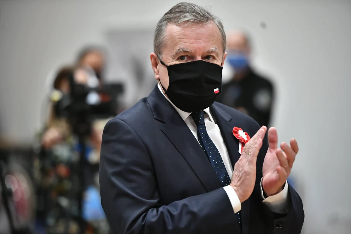 Na 2064 podmioty kwestionowanych było kilkanaście, może kilkadziesiąt. Sprawdzimy je i ręcznie skorygujemy kwoty - powiedział w wywiadzie dla "DGP" wicepremier i minister kultury Piotr Gliński, odnosząc się do wypłat z Funduszu Wsparcia Kultury.