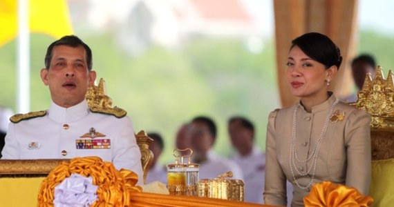 Wygnana z pałacu w 2014 roku księżniczka Srirasmi została sfotografowana przy pracach ogrodowych w stroju buddyjskiej mniszki. To pierwszy bezpośredni dowód na to, że eksmałżonka króla Ramy X żyje.