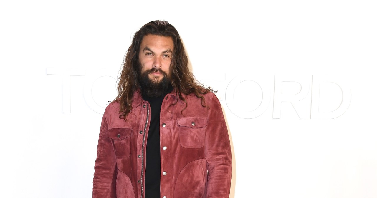 Jason Momoa w wywiadzie dla miesięcznika "Mean's Health" wyjawił, że gdy jego córka Lola skończyła 13 lat, płakał. I to niekoniecznie ze szczęścia. "Martwi mnie to, że wkrótce zacznie się okres randkowania. I choć wiem, że to naturalne, to wątpię, żebym zareagował dobrze na widok chłopaka córki" - zdradził 41-letni aktor. "Nawet jeśli będzie traktował ją tak dobrze, jak ja swoją żonę" - dodał.