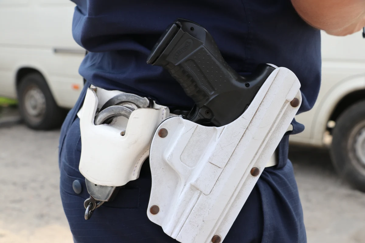 35-latek śmiertelnie postrzelony przez funkcjonariuszy podczas policyjnej interwencji w Warninie. Nad ranem funkcjonariuszy wezwali na pomoc rodzice mężczyzny. Był wobec nich agresywny i miał w obu rękach noże. Zaatakował nimi policjantów - powiedziała oficer prasowa koszalińskiej policji.