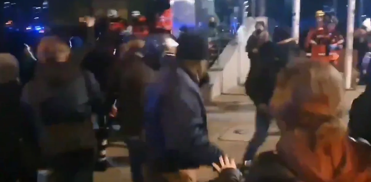 "Policjanci zatrzymali mężczyznę podejrzewanego o popełnienie przestępstwa. Musieli go wyprowadzić, bo agresywne osoby od razu zaczęły wzywać do odbicia zatrzymanego. Widać wyraźnie organizatorkę Strajku Kobiet, która świadomie i z premedytacją napiera na policjanta i odpycha go" - czytamy na TT stołecznej policji. 