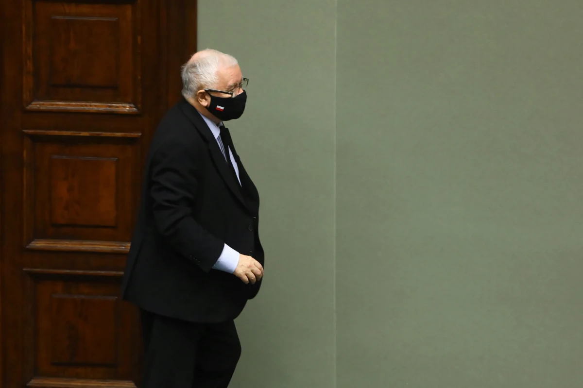 Platforma Obywatelska i Lewica składają wniosek o odwołanie Jarosława Kaczyńskiego z funkcji wicepremiera do spraw bezpieczeństwa. To reakcja na wczorajsze wystąpienie prezesa PiS-u, w którym stwierdził, że opozycja ma krew na rękach w związku z protestami po wyroku Trybunału Konstytucyjnego. Opozycja mówi też o kontrowersyjnej postawie policji wobec protestujących i posłów. 