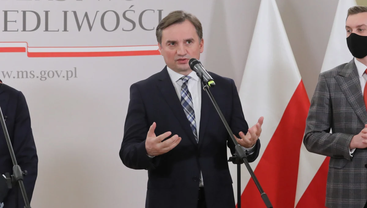 Ci, którzy głośno wołają, by bezkrytycznie zaakceptować powiązanie środków unijnych z przestrzeganiem zasad praworządności powinni przygotować projekty likwidacji Sejmu i Senatu. Po co nam parlament, skoro decyzje będą podejmowane w Brukseli - powiedział szef Ministerstwa Sprawiedliwości Zbigniew Ziobro. Podkreślił także, że KE powinna sama przestrzegać praworządności. 