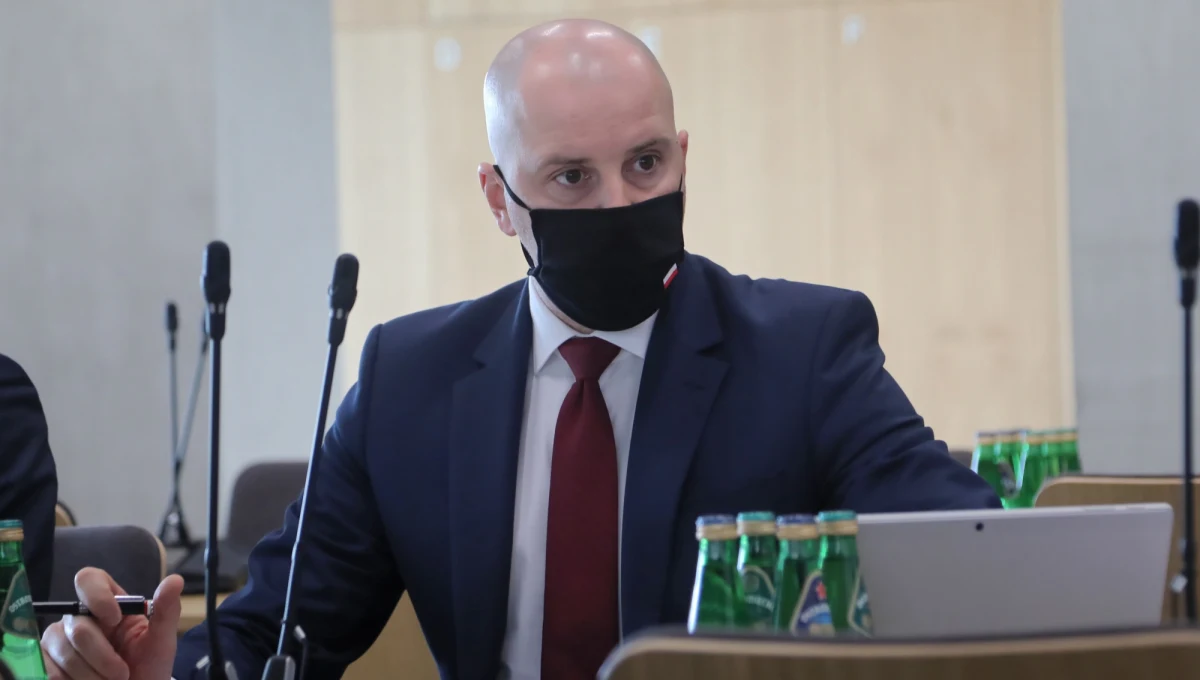 Pandemia poturbowała system opieki zdrowotnej. Skala tego zdarzenia nas przerosła - stwierdził w czasie posiedzenia sejmowej komisji zdrowia wiceminister Sławomir Gadomski. 