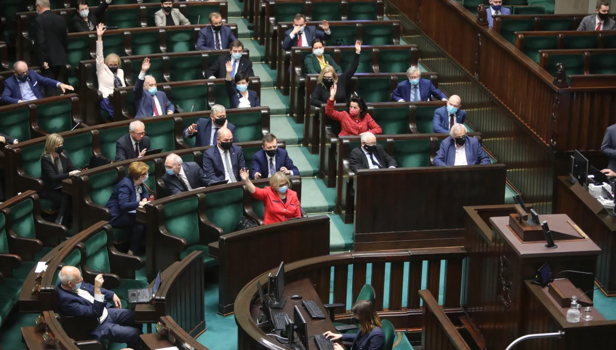 Sejm przyjął uchwałę autorstwa PiS, wspierającą działania rządu w zakresie negocjacji budżetowych w UE. Uchwała m.in. wzywa do powrotu do rozmów i osiągnięcia porozumienia zgodnego z unijnymi traktatami oraz konkluzjami lipcowego posiedzenia Rady Europejskiej. 