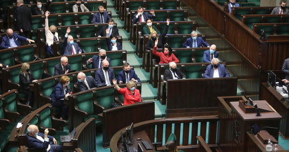 Sejm przyjął uchwałę autorstwa PiS, wspierającą działania rządu w zakresie negocjacji budżetowych w UE. Uchwała m.in. wzywa do powrotu do rozmów i osiągnięcia porozumienia zgodnego z unijnymi traktatami oraz konkluzjami lipcowego posiedzenia Rady Europejskiej. 