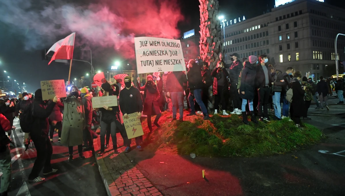 70 proc. Polaków popiera demonstracje uliczne organizowane w ramach Strajku Kobiet, z czego 13 proc. ankietowanych brało w nich udział - wynika z badania Kantar. Poparcie dla demonstracji częściej deklarują ankietowani z młodszych grup wiekowych. 