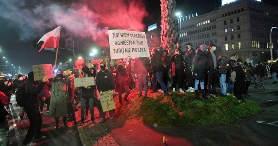 70 proc. Polaków popiera demonstracje uliczne organizowane w ramach Strajku Kobiet, z czego 13 proc. ankietowanych brało w nich udział - wynika z badania Kantar. Poparcie dla demonstracji częściej deklarują ankietowani z młodszych grup wiekowych. 