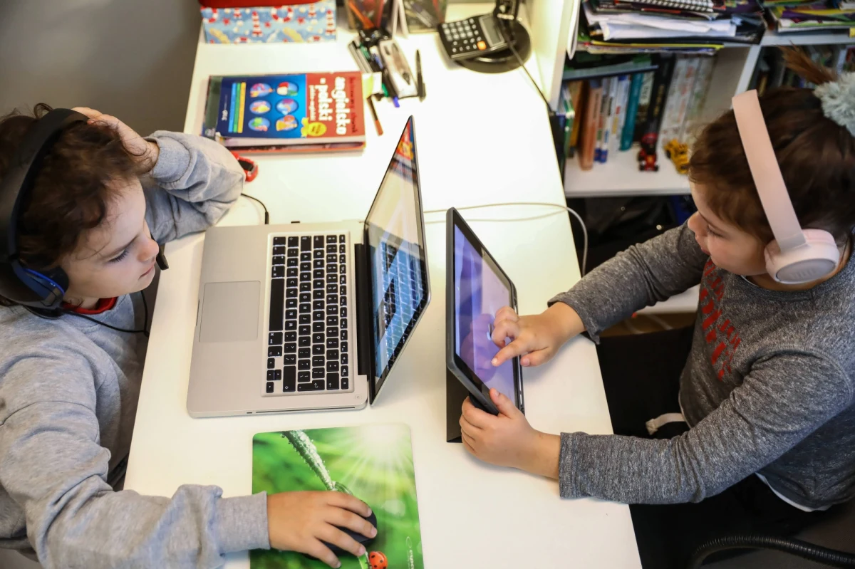 Polacy nie mogą się doczekać powrotu dzieci do szkół. Tak wynika z sondażu United Surveys dla RMF FM i "Dziennika Gazety Prawnej". Aż 53,8 proc. ankietowanych wskazało właśnie ten punkt odpowiadając na pytanie: "Jakie obostrzenia powinny zostać zdjęte w pierwszej kolejności, gdy epidemia zacznie ustępować?". Na drugim miejscu ankietowani postawili na otwarcie galerii handlowych. 