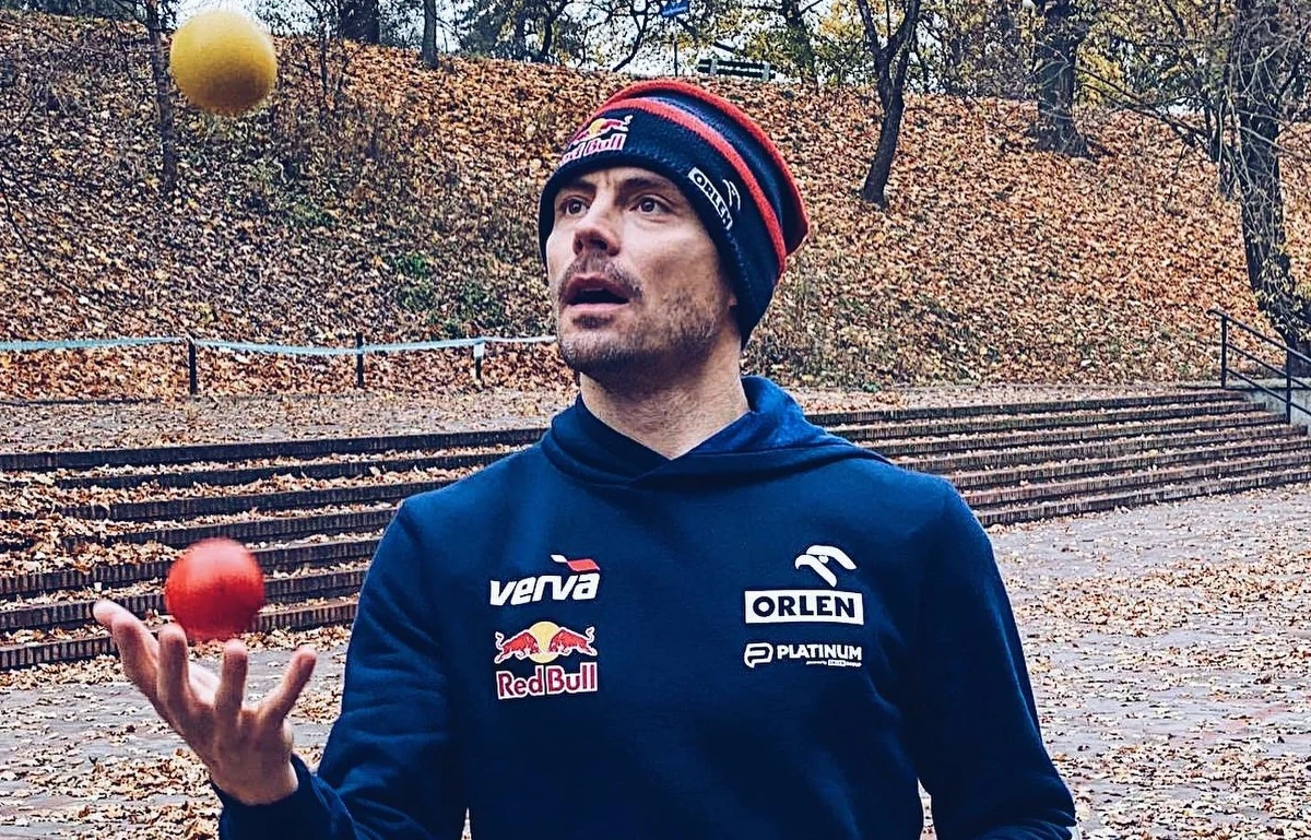 To był bardzo udany sezon dla Jakuba Przygońskiego. Z powodu pandemii koronawirusa kierowca Orlen Teamu musiał wprawdzie skupić się na krajowej rywalizacji, ale postawił na różnorodność, a to zaowocowało trzema medalami. Przygoński został mistrzem Polski w rajdach terenowych i w drifcie, a listę jego sukcesów uzupełniło wicemistrzostwo wywalczone w rallycrossie. „Duża liczba pucharów przyjechała do domu” – przyznaje kierowca w rozmowie z dziennikarzem RMF FM Patrykiem Serwańskim.