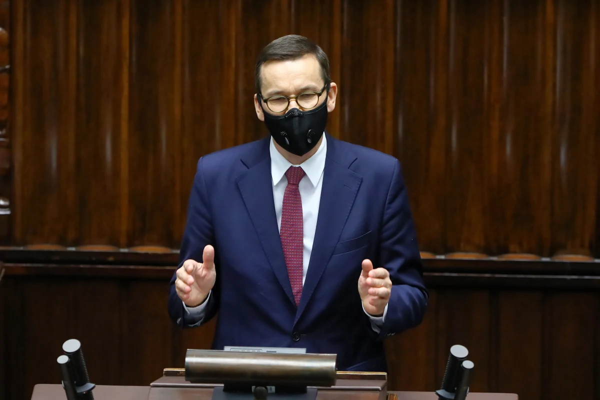 W weekend lub w poniedziałek premier Mateusz Morawiecki przedstawi mapę znoszenia koronawirusowych obostrzeń: zapowiedział to szef Komitetu Wykonawczego PiS Krzysztof Sobolewski. Również rzecznik rządu Piotr Müller ogłosił, że jeśli sytuacja epidemiczna się nie zmieni, to "możemy liczyć na pewne zmniejszenie obostrzeń".