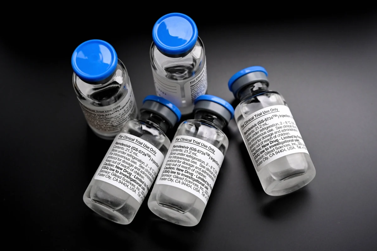 Światowa Organizacja Zdrowia wydała nową rekomendację ws. stosowania leku remdesivir u hospitalizowanych pacjentów z koronawirusem. WHO odradza jego używanie, ponieważ brak dowodów na jego skuteczność. Remdesivir jest jednym z leków dopuszczonych do użytku przeciw koronawirusowi m.in. w USA i UE.