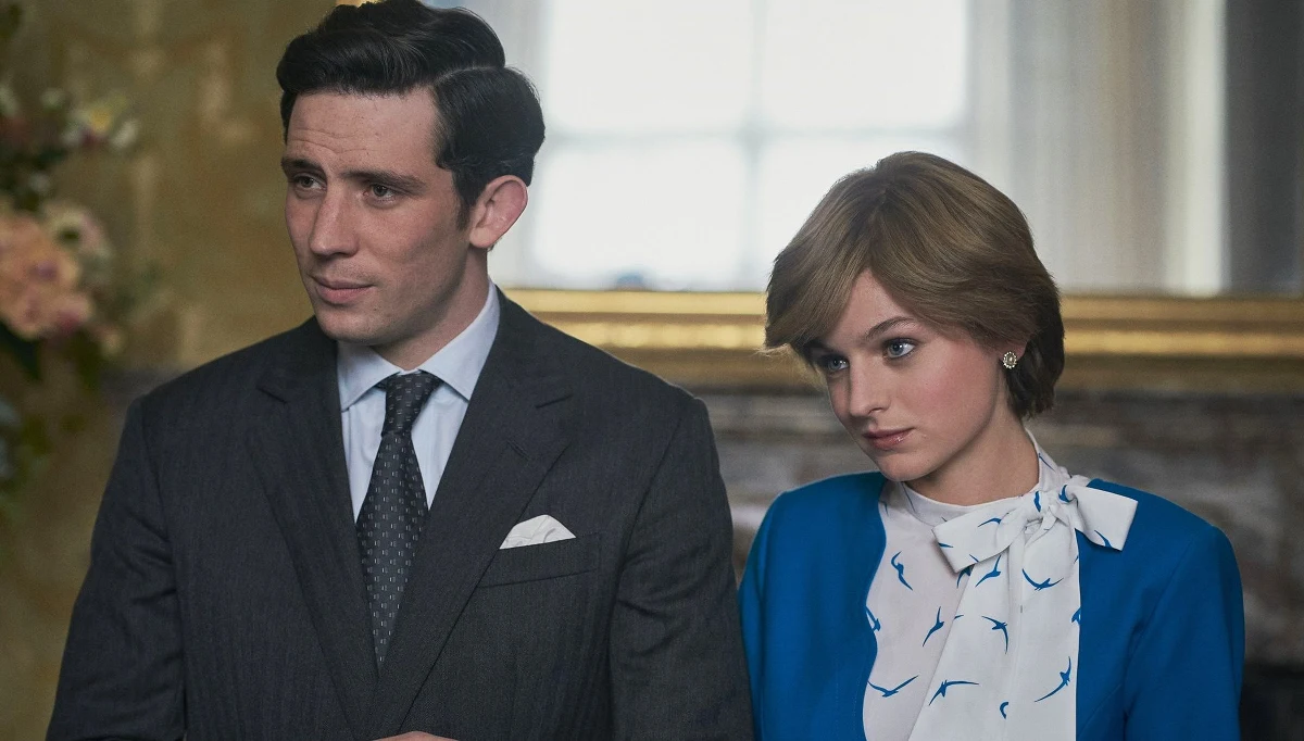 ​Czwarty sezon "The Crown" kończy się profetycznie. Zanim na ekranie pojawią się napisy końcowe w zbliżeniu widać twarz księżnej Diany. Właśnie bierze udział w sesji fotograficznej całej rodziny królewskiej. Jest Boże Narodzenie. Obecni są wszyscy, łącznie z Elżbietą II. Ale widza żegna jedna twarz - zrozpaczone oblicze młodej kobiety. Nie ma przed nim ucieczki. Wiemy doskonale jak skończy się jej historia, choć to nastąpi to dopiero w kolejnym sezonie. Na twarzy Diany możemy wyczytać rozkład wszystkiego, co w życiu ważne. Także rodziny królewskiej. W jej oczach już teraz widać ten tragiczny wypadek w Paryżu.