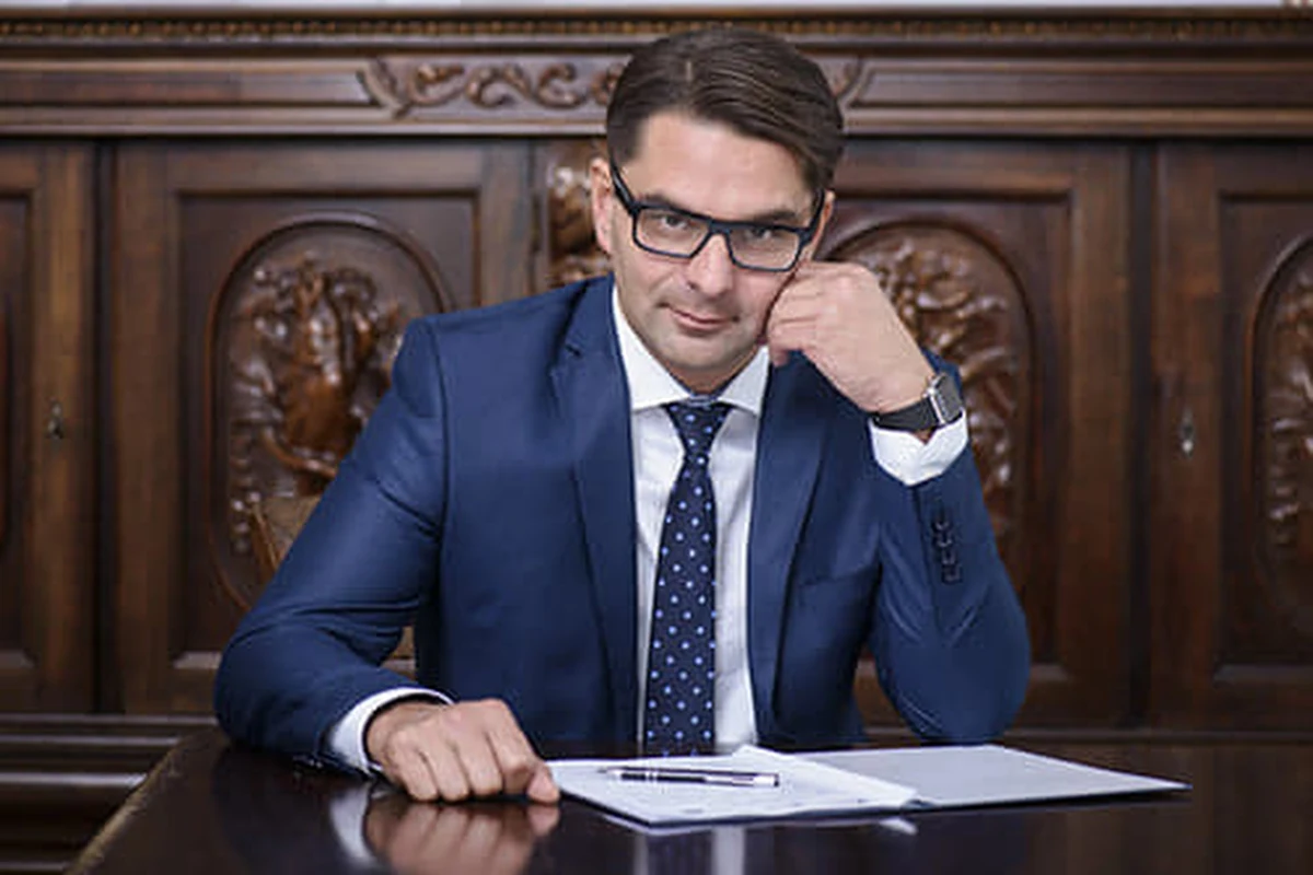 ​Burmistrz Niepołomic, Roman Ptak apeluje do Mateusza Morawieckiego, żeby rząd wycofał się z planów zawetowania unijnego budżetu. "W efekcie takich działań nasz kraj może zostać pozbawiony ogromnych środków unijnych przeznaczonych na odbudowę po pandemii Covid-19" - pisze do premiera Roman Ptak, dodając: "o wiele prościej będzie jeśli zaczniecie przestrzegać Konstytucji RP i podpisanych traktatów". 