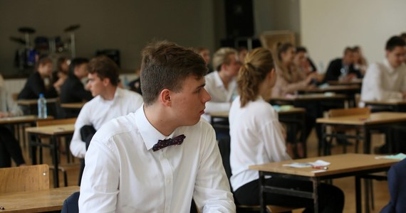 Ministerstwo Edukacji i Nauki przedstawiło szczegółowe zmiany w wymaganiach egzaminacyjnych dla ósmoklasistów i maturzystów. Projekt przez tydzień będzie poddawany konsultacjom z udziałem związków zawodowych, uczelni i nauczycieli.