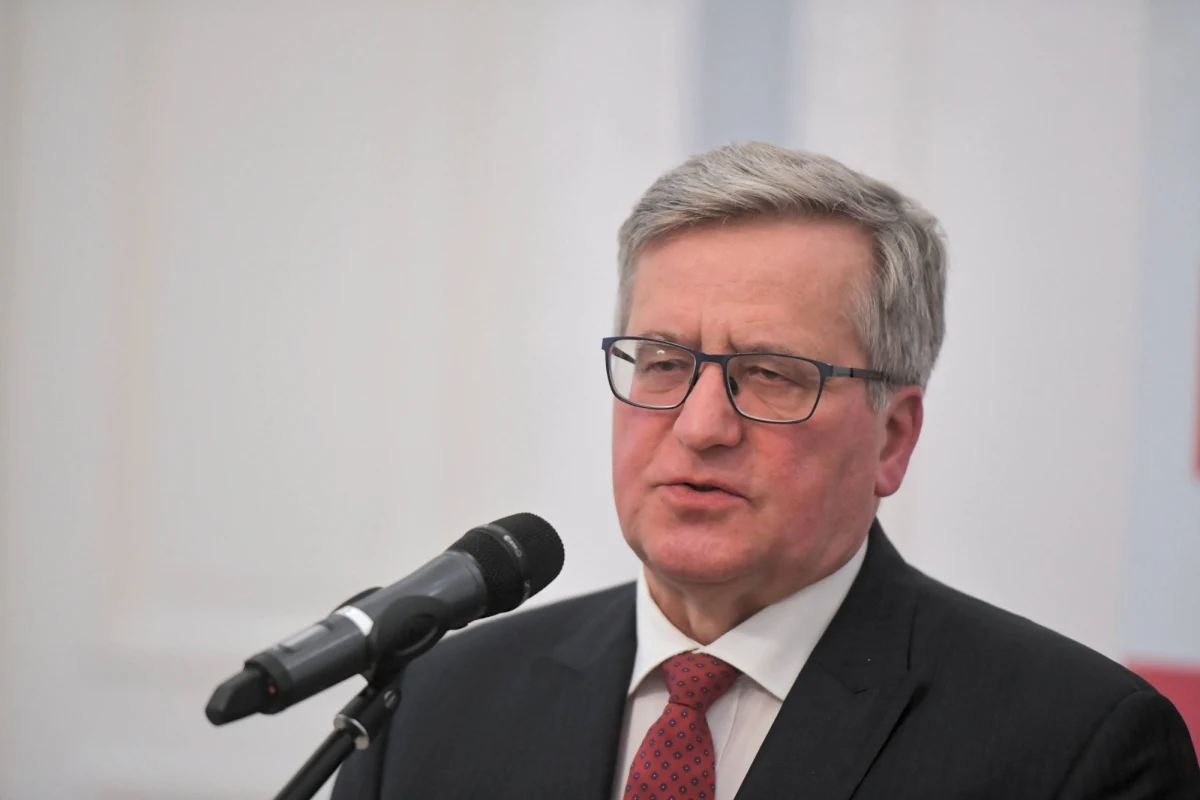 Bronisław Komorowski tydzień temu informował o tym, że uzyskał pozytywny test na koronawirusa. Jak informuje „Fakt” podjęto o decyzję przewiezieniu byłego prezydenta do warszawskiego szpitala.