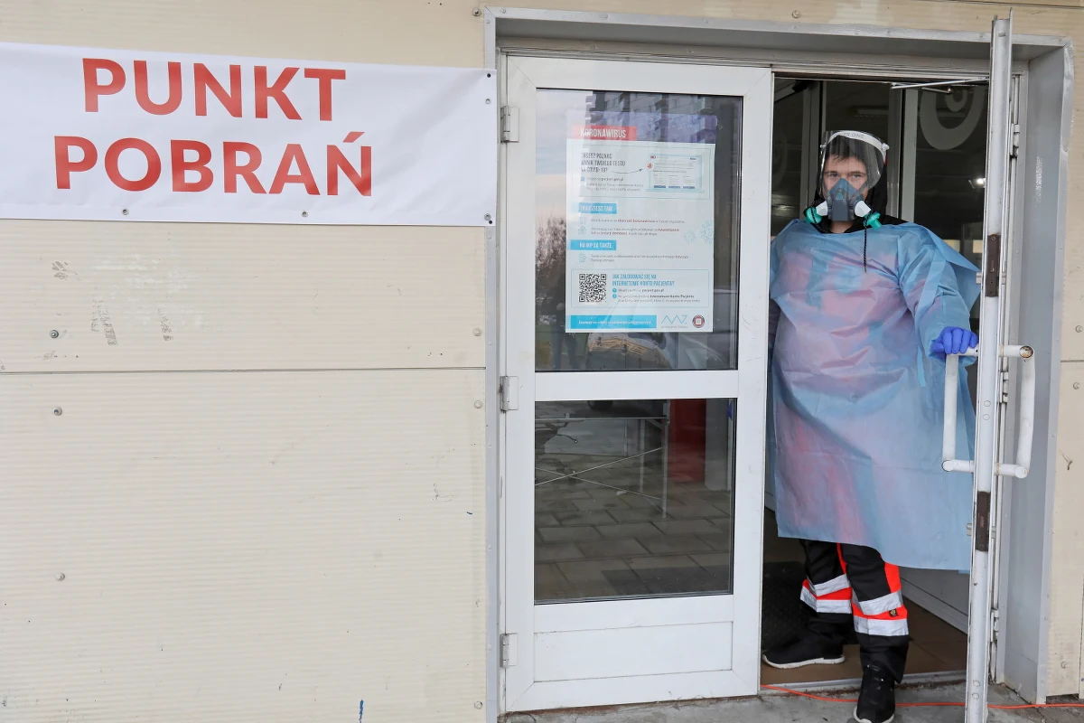 "Obiektywny wskaźnik epidemii, czyli liczba zgonów, na razie nadal jest na bardzo wysokim poziomie. To trwałe dane, pewne i jednoznaczne. Można się zastanawiać nad tym, ile osób się zgłasza na testy, kogo testujemy, ale wskaźnika śmiertelności nie podważymy" – stwierdził w rozmowie z PAP prezes Warszawskich Lekarzy Rodzinnych dr Michał Sutkowski. "Wielu chorych zwraca się po pomoc za późno. Lekarze przyjeżdżają do osób w stanie krytycznym i co wtedy mogą pomóc?" – zauważył ekspert.
