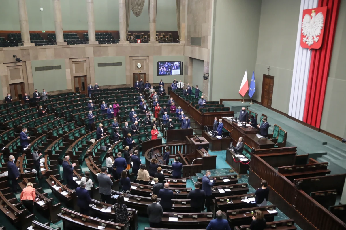 Krzysztof Szczucki, prezes Rządowego Centrum Legislacji, wydał polecenie służbowe swojemu zastępcy, żeby ważna ustawa covidowa została opublikowana w ostatnim możliwym terminie - wynikającym z wewnętrznych regulacji - czyli 2 grudnia - dowiedział się nasz dziennikarz Patryk Michalski. Urzędnicy w wewnętrznej korespondencji piszą o "wadze sprawy", mimo że z punktu ich punktu widzenia - pod względem formalnym - ustawa powinna być traktowana jak każda inna. Najważniejsi politycy PiS-u - w trakcie prac nad nią - twierdzili, że powinna jak najszybciej wejść w życie. Później jednak zorientowali się, że przez pomyłkę przyjęli niepożądaną przez nich poprawkę Senatu.