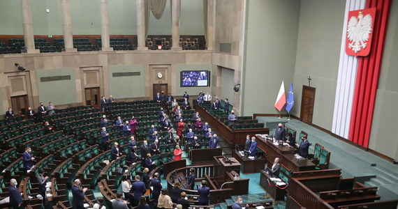 Krzysztof Szczucki, prezes Rządowego Centrum Legislacji, wydał polecenie służbowe swojemu zastępcy, żeby ważna ustawa covidowa została opublikowana w ostatnim możliwym terminie - wynikającym z wewnętrznych regulacji - czyli 2 grudnia - dowiedział się nasz dziennikarz Patryk Michalski. Urzędnicy w wewnętrznej korespondencji piszą o "wadze sprawy", mimo że z punktu ich punktu widzenia - pod względem formalnym - ustawa powinna być traktowana jak każda inna. Najważniejsi politycy PiS-u - w trakcie prac nad nią - twierdzili, że powinna jak najszybciej wejść w życie. Później jednak zorientowali się, że przez pomyłkę przyjęli niepożądaną przez nich poprawkę Senatu.