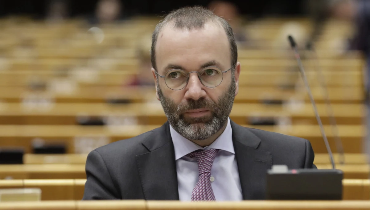 "Polska odmawia wykonania decyzji TSUE ws. Izby Dyscyplinarnej (Sądu Najwyższego). Ten nielegalny organ atakuje teraz krytycznych wobec rządu sędziów. To niebezpieczna sytuacja, wszyscy powinni szanować wyroki naszych sądów" - napisał szef największej frakcji w PE Manfred Weber na Twitterze.