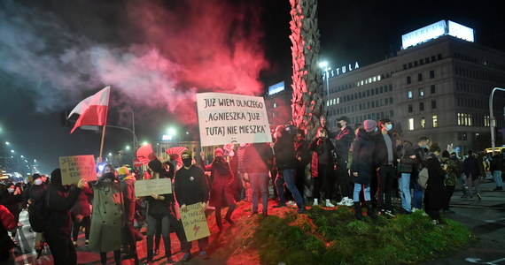 Naruszenie nietykalności policjantów, udział w nielegalnym zbiegowisku i zmuszanie policjantów do określonego zachowania - to główne zarzuty które usłyszało 13 osób zatrzymanych po środowym proteście kobiet w Warszawie.
