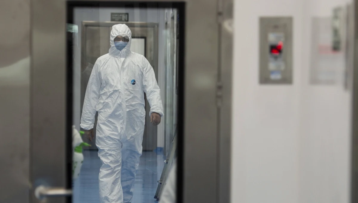 Mimo wytycznych Światowej Organizacji Zdrowia, która nie zaleca remdesiviru dla pacjentów z koronawirusem, Unia Europejska na razie nie usunęła go z listy stosowanych leków. Unijny regulator rynku leków oceni rekomendacje WHO - poinformowała Komisja Europejska. 