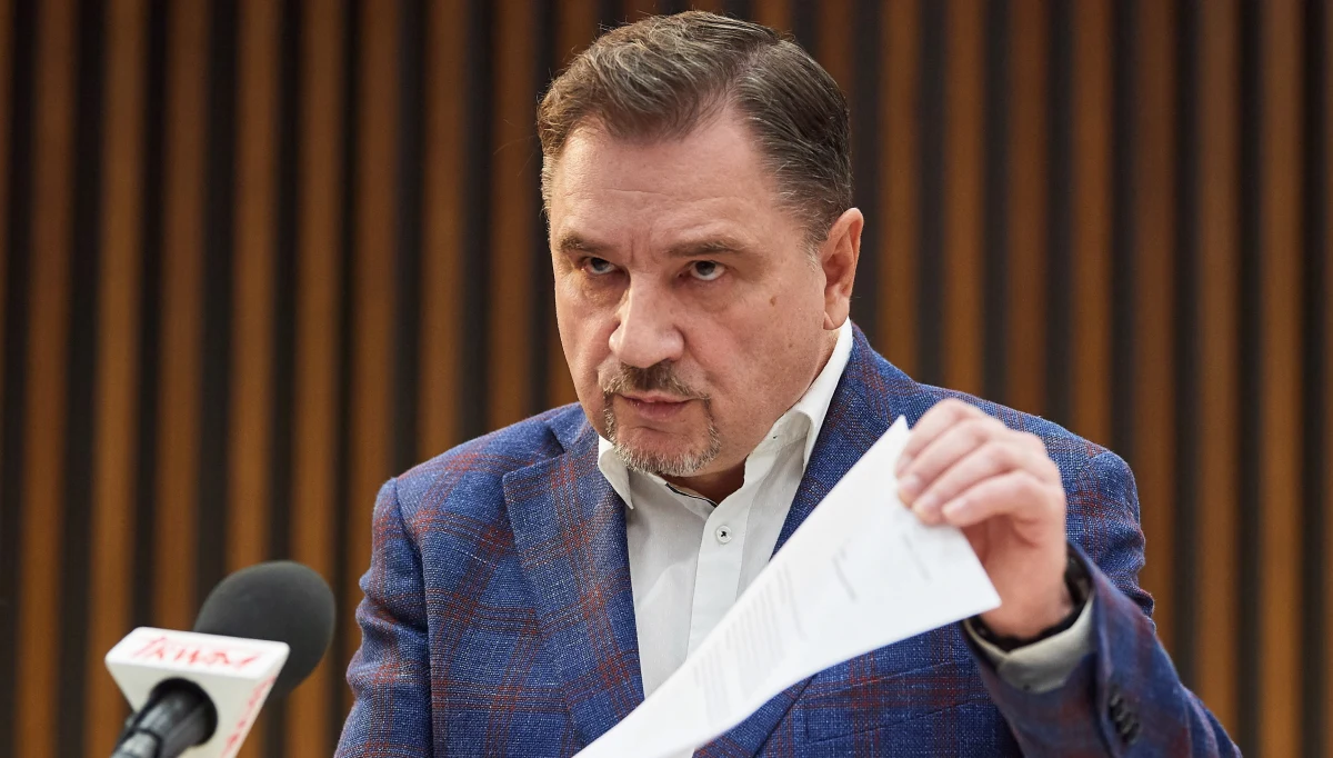 Domagamy się uwzględnienia w podwyżkach wszystkich zatrudnionych przy opiece nad pacjentami z Covid-19 - napisał przewodniczący NSZZ "Solidarność" Piotr Duda w liście otwartym do premiera Mateusza Morawieckiego. Związek chce podwyżek m.in. dla salowych i sanitariuszy. 