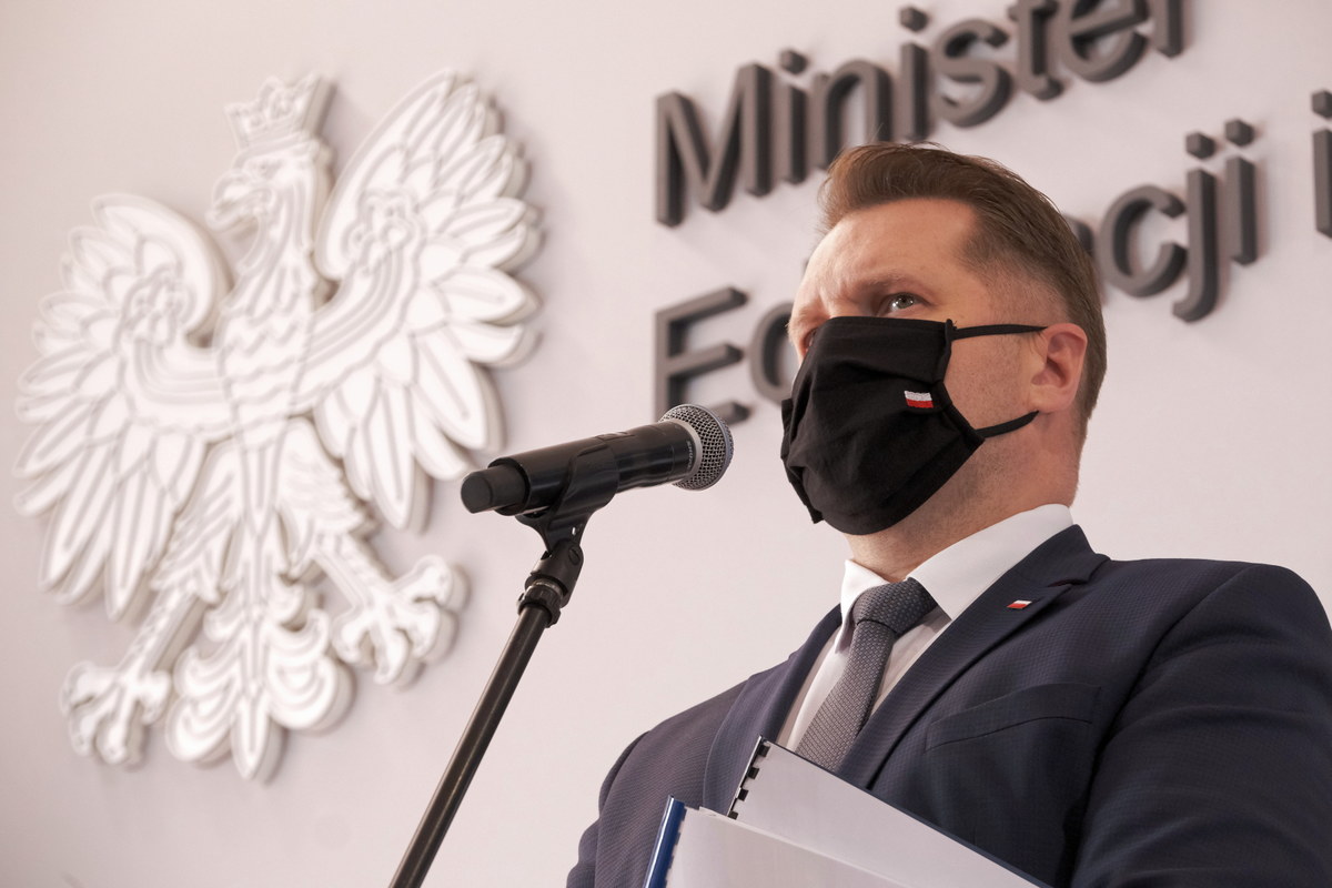 "Jestem głęboko przekonany, że należy odrzucić przepełnione kompleksami spojrzenie na uniwersytety zagraniczne" - stwierdził minister edukacji i nauki Przemysław Czarnek w wystąpieniu na XIII Międzynarodowym Kongresie "Katolicy a wychowanie — współczesne wyzwania szkolnictwa wyższego i nauki". "To zakompleksienie gdzieś u nas niestety pokutuje, zwłaszcza zakompleksienie w stosunku do uniwersytetów amerykańskich. Należy docenić te rzeczy, które w naszej tradycji mają wyjątkową wartość" - dodał. Jego zdaniem warto wrócić w nauce polskiej do umiarkowanego polonocentryzmu. 