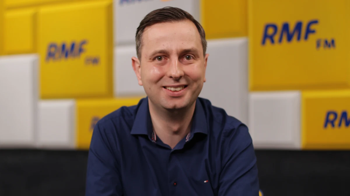 „Mieliśmy różnice. W podejściu do UE okazały się one zasadniczymi różnicami. My jesteśmy za tym, żeby środki popłynęły do polskich przedsiębiorców, samorządów, rolników. Będziemy bronić każdego euro. Uważamy, że tak naprawdę jest znak równości między suwerennością a praworządnością, bo czy można mówić o suwerenności nie żyjąc w demokratycznym państwie prawa? Ja uważam, że nie” – mówił o relacjach między politykami Kukiz’15 a pozostałymi członkami Koalicji Polskiej Gość Krzysztofa Ziemca w RMF FM Władysław Kosiniak-Kamysz.