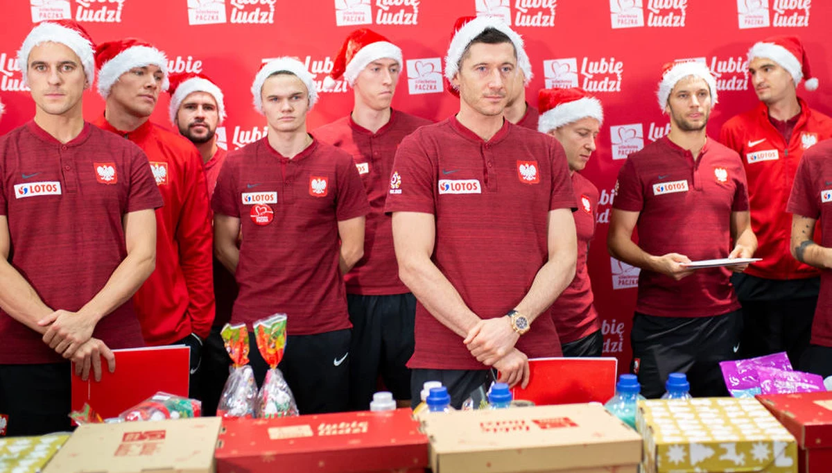 "W tym roku pomagamy rodzinie pani Małgorzaty i pana Jana" - mówi Robert Lewandowski, który razem z drużyną reprezentacji Polski po raz kolejny przygotowuje dedykowaną pomoc dla potrzebujących w ramach Szlachetnej Paczki. "W okresie pandemii ta pomoc jeszcze bardziej jest potrzebna. Każdy z nas musi się zmobilizować jeszcze bardziej" - podkreśla Grzegorz Krychowiak.