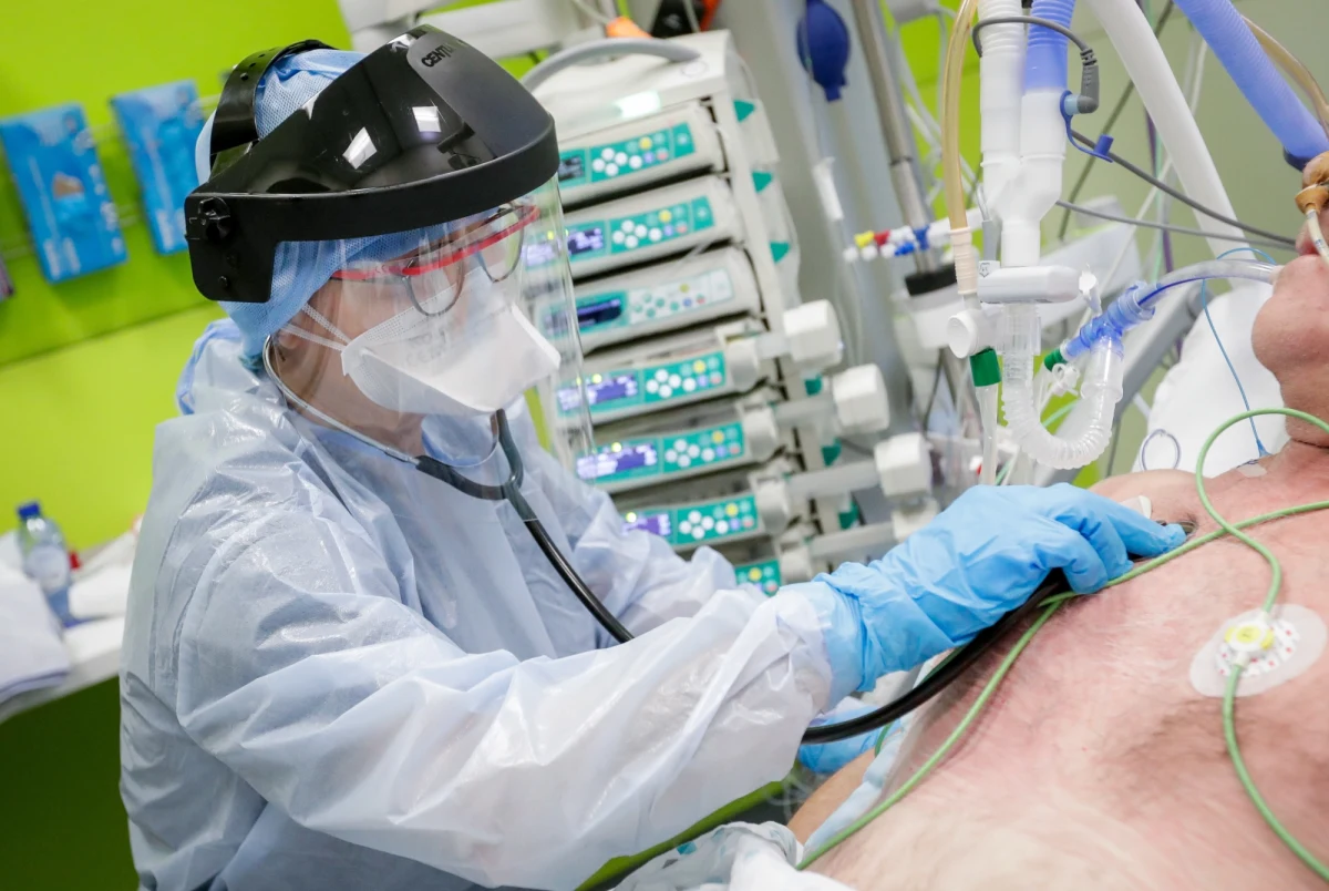 Mamy 24 213 nowych przypadków zakażenia koronawirusem w Polsce. W ciągu ostatniej doby zamarły 574 osoby, u których potwierdzono Covid-19. To najnowsze dane przedstawione przez resort zdrowia. Na czele województw z największą liczbą zakażeń są Mazowsze, Wielkopolska, Śląsk i Małopolska.