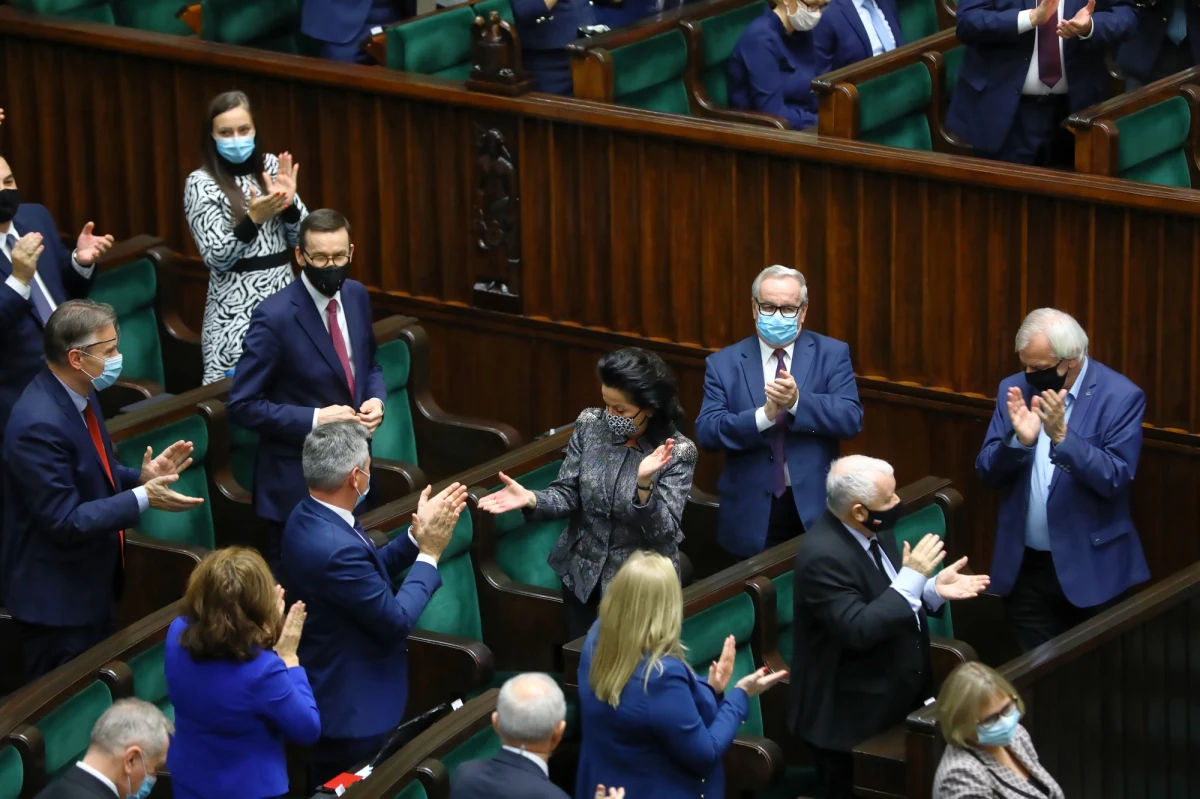 37,2 proc. badanych ocenia, że rząd bardzo źle radzi sobie z kryzysem wywołanym drugą falą epidemii koronawirusa, 28,7 proc. uważa, że źle; bardzo dobre zdanie o aktywności rządu ma 5,8 proc. badanych, a dobre - 15,7 proc. - wynika z sondażu SW Research dla rp.pl.