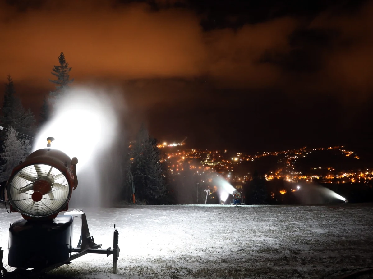 Pierwsze stacje narciarskie na Podhalu rozpoczęły sztuczne śnieżenie stoków. Armatki śnieżne ruszyły m.in. na Gubałówce w Zakopanem oraz w Białce Tatrzańskiej. Właściciele stacji narciarskich chcieliby, żeby wyciągi ruszyły 6 grudnia. Rząd rozpoczęcie sezonu narciarskiego uzależnia od stanu epidemicznego w kraju. 