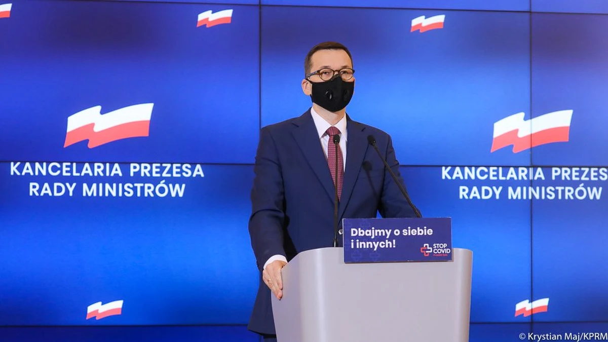Premier Mateusz Morawiecki ogłosił plan dalszych kroków dotyczących walki z koronawirusem. Zmiany dotyczą m.in. galerii handlowych. Pojawiła się też informacja o utrzymaniu nauki zdalnej w szkołach. "Przed nami okres, który nazywamy 100 dni solidarności. To dlatego, że na koniec tego okresu jest wysoce prawdopodobne, że będzie dostępna szczepionka, nawet jeśli nie wszyscy będą chcieli się zaszczepić, to duża część populacji zaszczepieni pozwoli szybciej przerwać łańcuch zakażeń" - wskazał premier. 