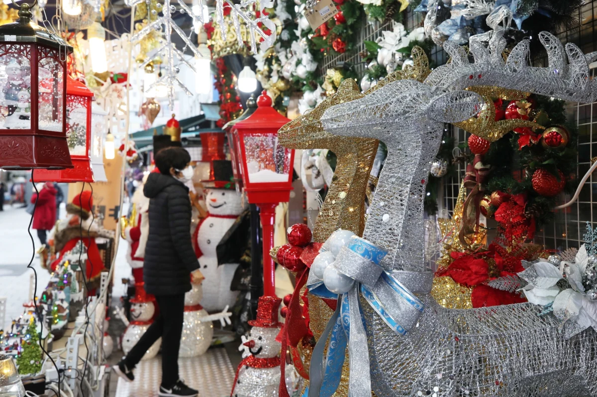 Święta Bożego Narodzenia spędzimy w ścisłym gronie rodzinnym. Rząd rozważa możliwość ograniczenia przemieszczania się Polaków w tym okresie. "Redukcja kontaktów społecznych w okresie świąt Bożego Narodzenia jest tematem fundamentalnie ważnym dla dalszego przebiegu epidemii"- poinformował premier Mateusz Morawiecki.