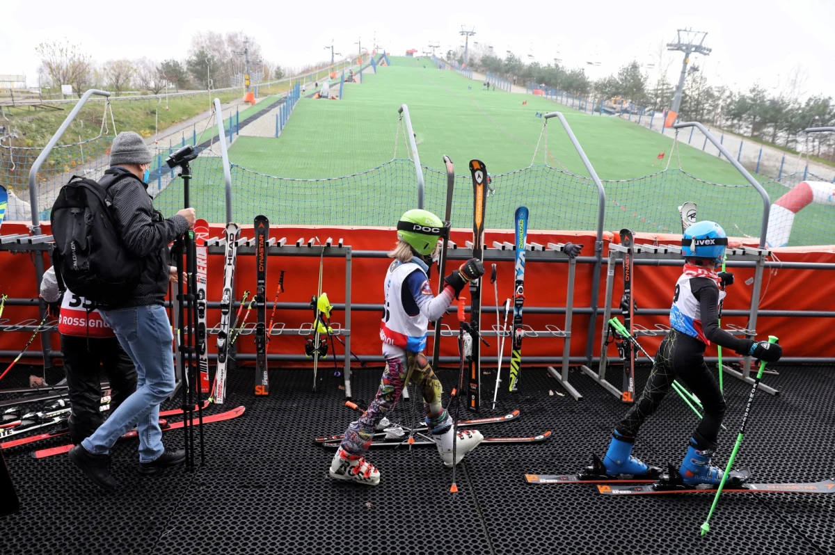 "Jesteśmy w szoku, że takie decyzje zostały podjęte, to dla nas katastrofa" – tak przedstawiciele samorządów Wisły i Szczyrku komentują decyzję rządu ws. kumulacji ferii. W słowach nie przebiera też prezes Tatrzańskiej Izby Gospodarczej: "Decyzja skandaliczna i nielogiczna. Oznacza bankructwa w branży hotelarskiej” – mówi Agata Wojtowicz.