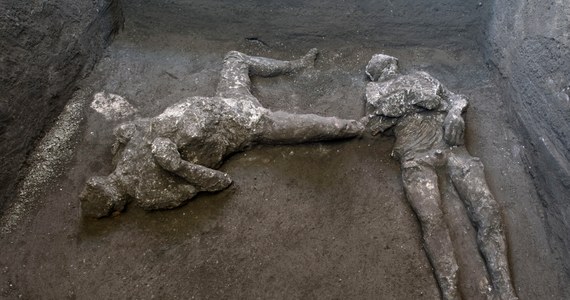 W Pompejach znaleziono skamieniałe szczątki dwóch ofiar wybuchu Wezuwiusza. Są na tyle dobrze zachowane, że można było ustalić, iż chodzi o 40-letniego mężczyznę w ciepłym płaszczu i jego młodego niewolnika w tunice.
