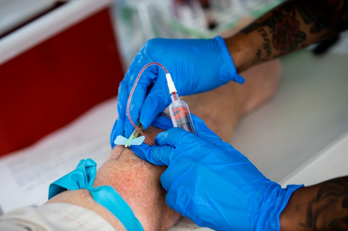 Podkarpacie, Małopolska i Śląsk to regiony wybrane do przeprowadzenia badań przesiewowych na obecność koronawirusa. Przeprowadzenie takich badań zapowiedział minister zdrowia. Dr Paweł Grzesiowski podważa ich sens. W rozmowie z dziennikarzem RMF FM mówi o "wyrzucaniu pieniędzy na szukanie pacjentów bezobjawowych".