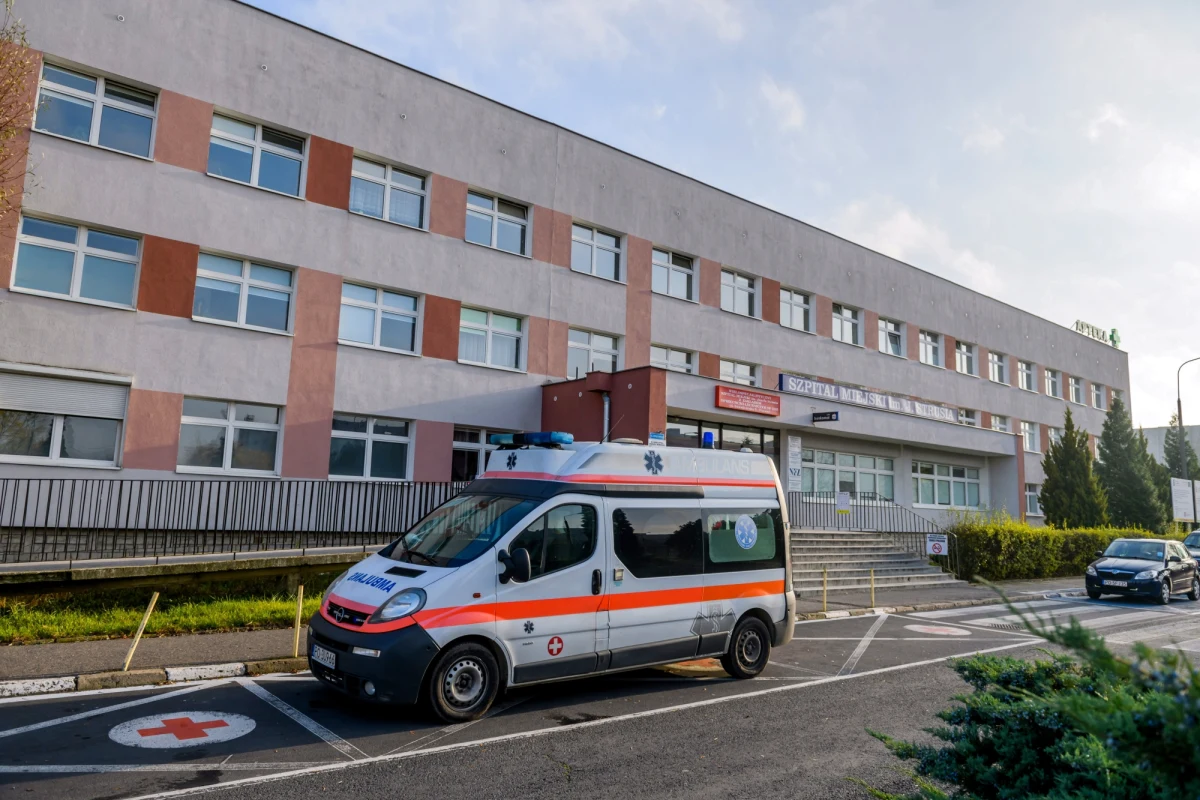 60-letni pacjent chory na Covid-19 skacząc z okna targnął się na swoje życie. Zmarł na miejscu – powiedział w sobotę rzecznik szpitala miejskiego im. J. Strusia w Poznaniu Stanisław Rusek. Jak dodał, prokurator nie podjął decyzji o wykonaniu sekcji zwłok.