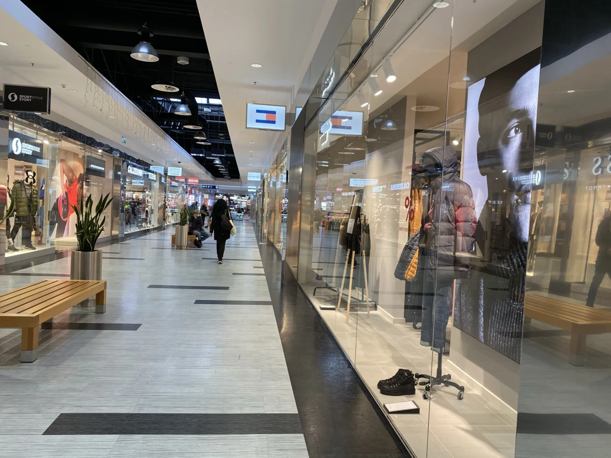 "Zapadła długo wyczekiwana decyzja rządu, dzięki której branża handlu i usług odetchnęła z ulgą, upatrując w niej szansy na przetrwanie" – tak Związek Polskich Pracodawców Handlu i Usług skomentował ogłoszoną przez premiera Mateusza Morawieckiego decyzję dot. galerii handlowych. Szef rządu poinformował, że od 28 listopada funkcjonujące w nich sklepy i punkty usługowe będą mogły działać – w najwyższym reżimie sanitarnym.