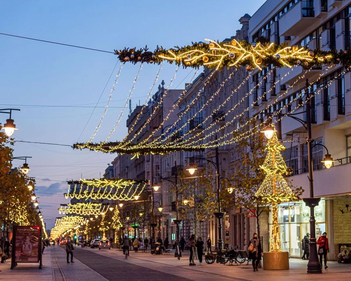 Tradycyjny jarmark bożonarodzeniowy na ul. Piotrkowskiej odbędzie się mimo pandemii koronawirusa – poinformowały władze Łodzi. Handlowców i kupujących będzie jednak obowiązywał ścisły rygor sanitarny.