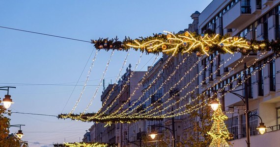 Tradycyjny jarmark bożonarodzeniowy na ul. Piotrkowskiej odbędzie się mimo pandemii koronawirusa – poinformowały władze Łodzi. Handlowców i kupujących będzie jednak obowiązywał ścisły rygor sanitarny.