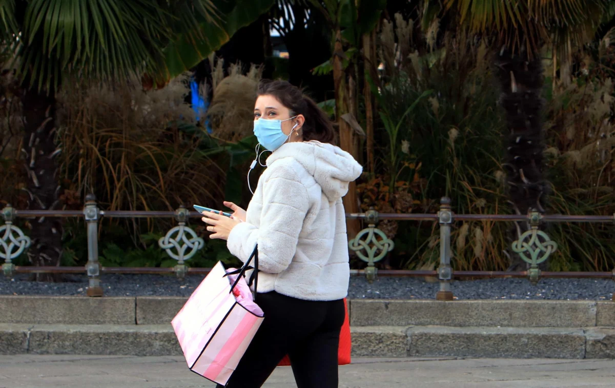 Pojawił się projekt rozporządzenia dot. ewentualnej kwarantanny narodowej. Jakie zapisy się w nim znalazły? M.in. wyjścia z domu tylko do pracy, lekarza, po zakupy, w celach bytowych i religijnych; zakaz działalności fryzjerów i kosmetyczek, kin i siłowni; zgromadzenia i spotkania tylko do pięciu osób. Jak zapowiedział podczas sobotniej konferencji premier Morawiecki, zostały przygotowane trzy projekty rozporządzeń w sprawie ograniczeń, nakazów i zakazów w związku z wystąpieniem stanu epidemii koronawirusa. "To trzy warianty obostrzeń, po które będziemy sięgać w zależności od rozwoju sytuacji" - zaznaczono w komunikacie rządu.