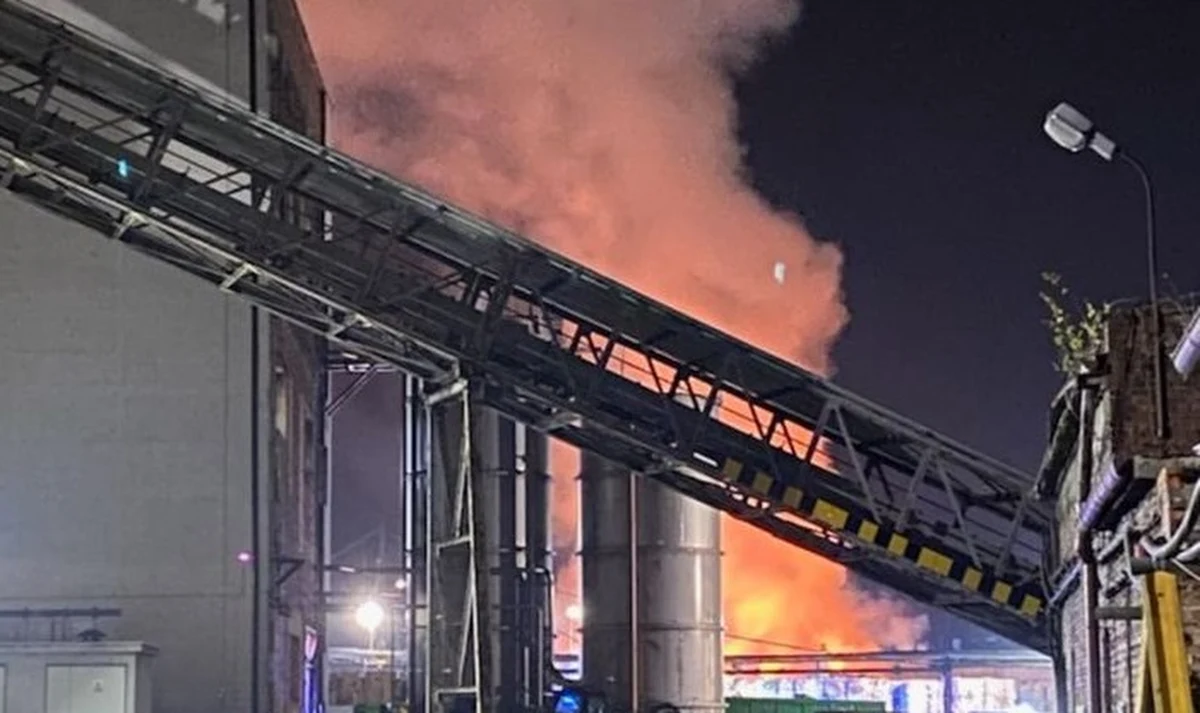 Kilkanaście zastępów straży pożarnej skierowano do walki z pożarem składowiska makulatury przy ul. Katowickiej w Tychach. Informację o pożarze i zdjęcie z miejsca zdarzenia dostaliśmy na Gorącą Linię RMF FM. 