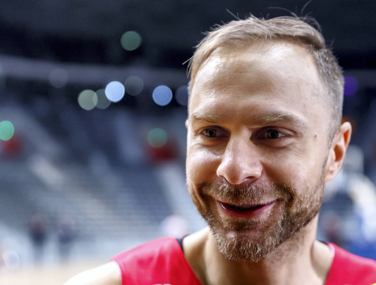 Jakub Schenk został powołany decyzją trenera Mike'a Taylora do szerokiego składu reprezentacji Polski koszykarzy na mecze eliminacji mistrzostw Europy z Izraelem i Rumunią - poinformowała federacja. W zespole jest zatem 17 graczy, ale udział kapitana Łukasza Koszarka stoi pod znakiem zapytania.