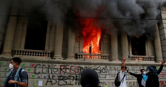 Setki protestujących Gwatemalczyków podpaliło budynek parlamentu, aby zaprotestować przeciwko budżetowi na 2021 r. Z ulicy widać było płomienie wewnątrz parlamentu, a gwatemalski Czerwony Krzyż pomagał ludziom odurzonym dymem.