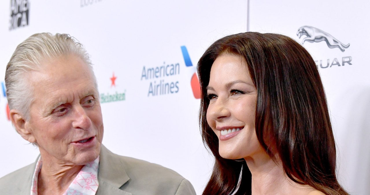 Jedna z najsłynniejszych par w Hollywood - Catherine Zeta-Jones i Michael Douglas, świętowała niedawno 20. rocznicę małżeństwa. Z tej okazji Douglas postanowił zdradzić swoim fanom na Instagramie, w jakich okolicznościach poznał swoją drugą połówkę. Przyznał, że był moment, gdy w swoich zalotach mógł nieco przeszarżować. Już pierwszego dnia po poznaniu Zety-Jones powiedział, że będzie ojcem jej dzieci.