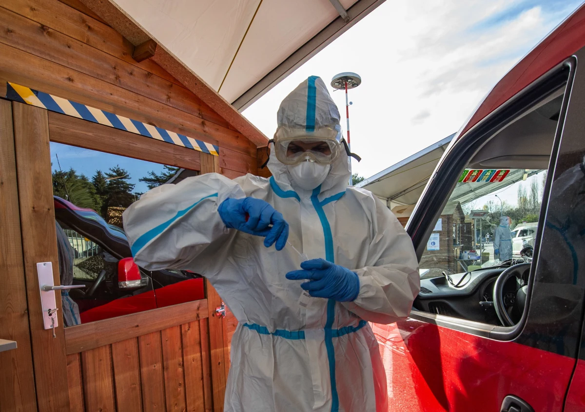 Testy przeprowadzone w Czechach w sobotę ujawniły 3187 nowych przypadków zakażenia koronawirusem - podało w niedzielę czeskie ministerstwo zdrowia. To o około 1000 mniej niż przed tygodniem. Mniej jest też nowych zgonów. Tzw. aktywnych zakażeń jest obecnie 88 825.