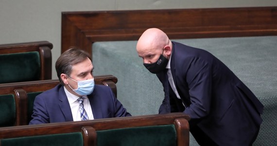 Minister sprawiedliwości i prokurator generalny Zbigniew Ziobro polecił wszcząć postępowanie karne wobec wszystkich osób, które upubliczniły nazwiska i adresy policjantów. Dane mundurowych ujawniono po proteście przeciwko orzeczeniu TK ws. aborcji, w czasie którego funkcjonariusze użyli gazu i pałek teleskopowych wobec demonstrujących.