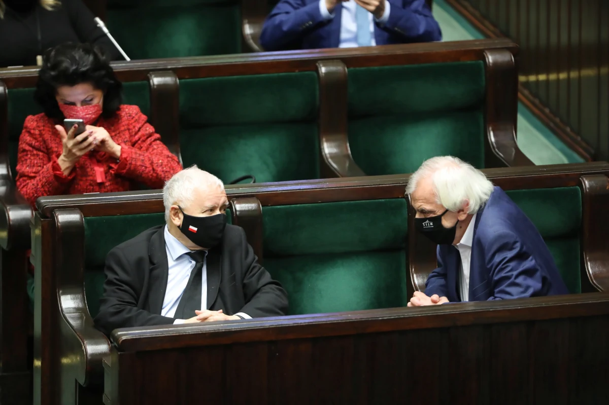 Gdyby rząd jednakowo traktował wszystkie ustawy covidowe, ustawa o dodatkach dla medyków weszłaby w życie już w październiku. Tak się nie stało, bo rządzący wykorzystują każdą możliwość, żeby to ostatecznie uniemożliwić. Poniżej opis tego, kto i jak brał w tym udział.